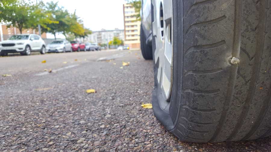 Clou dans un pneu : que faire et comment réparer ?