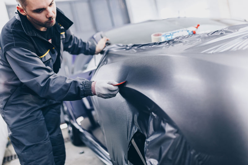 Film adhésif carrosserie voiture : donnez un nouveau look à votre véhicule