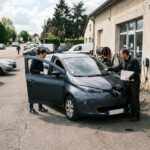 Une scène illustrant : Nouvelle aide CEE sans condition de revenus pour l'achat ou la location d'une voiture électrique